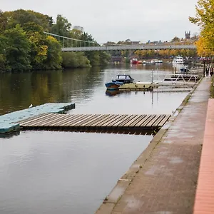 Homestay With Secure Parking, Chester